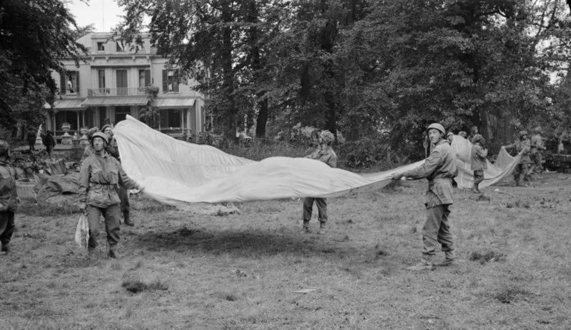 01_Airborne_Hartenstein_23sept1944_ImperialWarMuseum.jpg